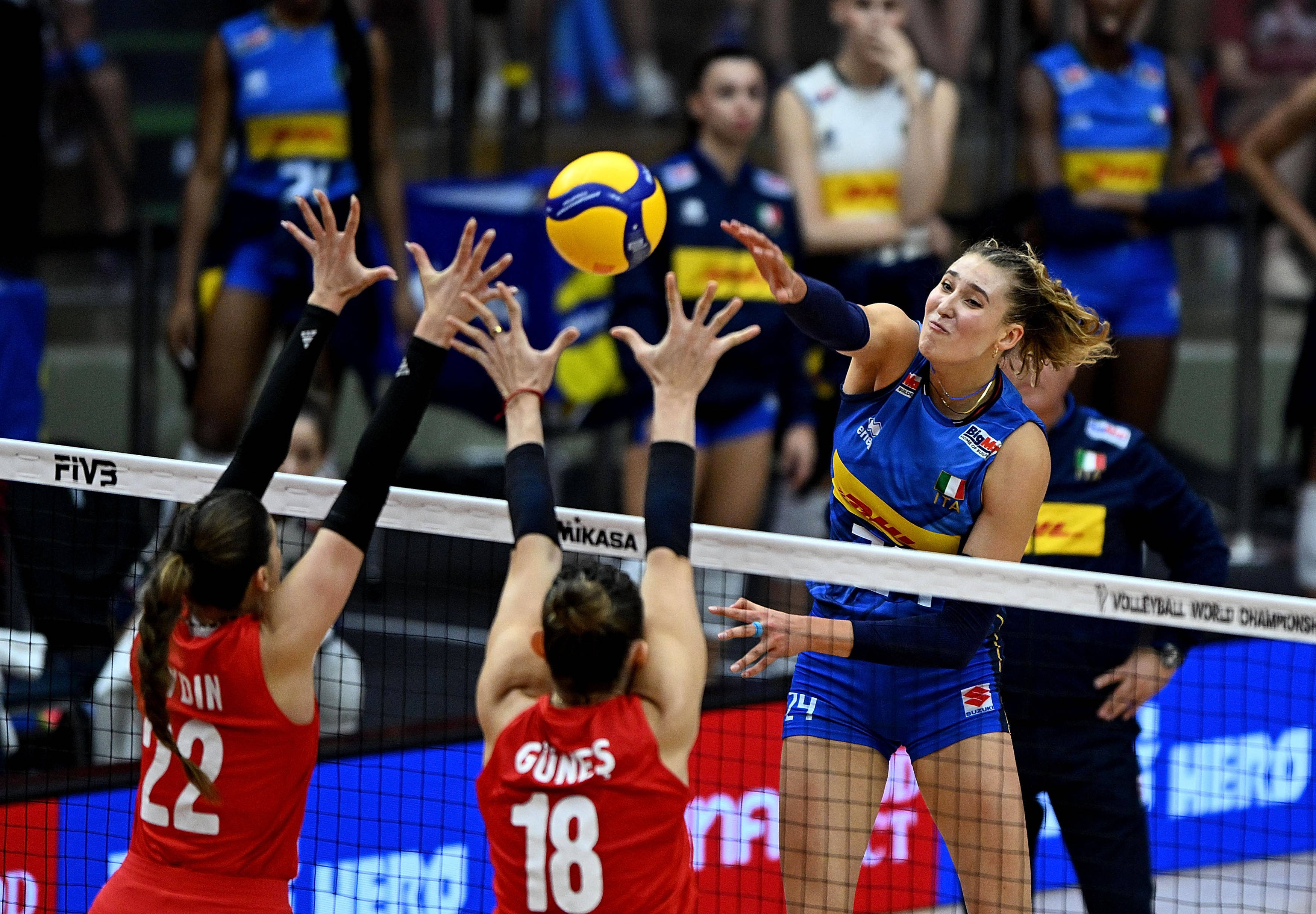 意大利女足队员在比赛中获得好成绩晋级