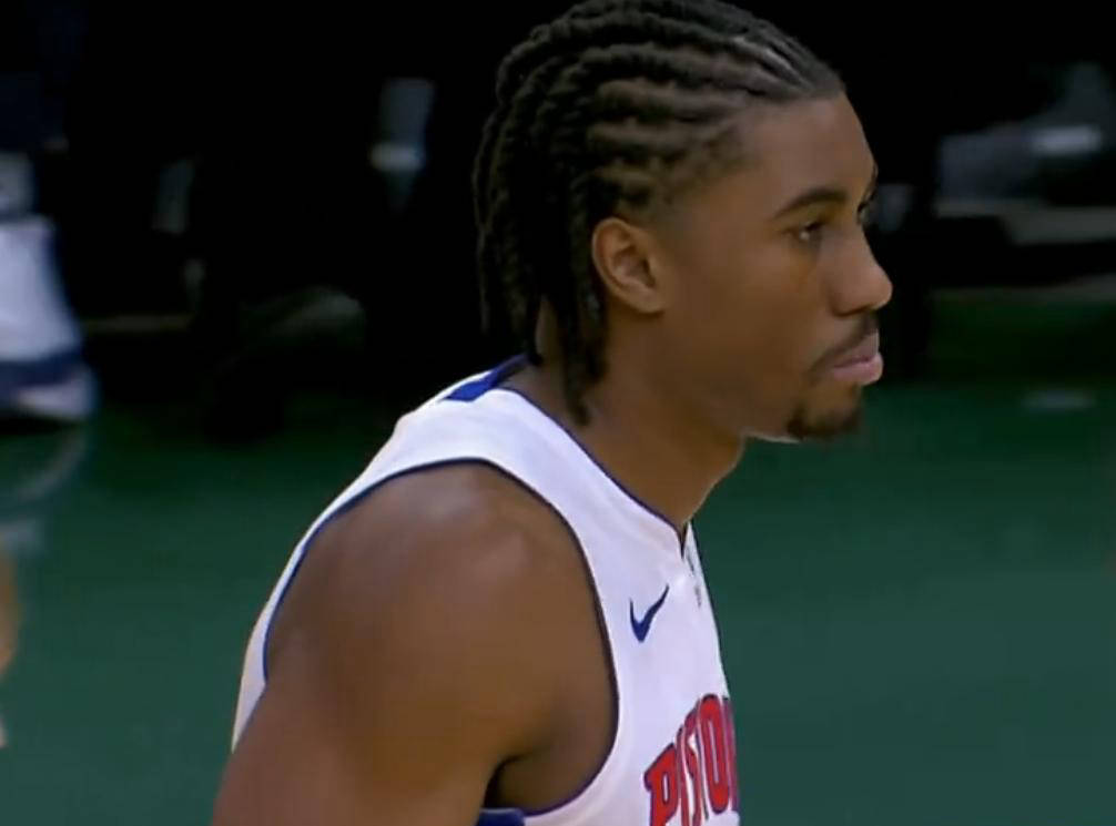 劲爆对抗！雄鹿大胜活塞，继续领跑东部榜首