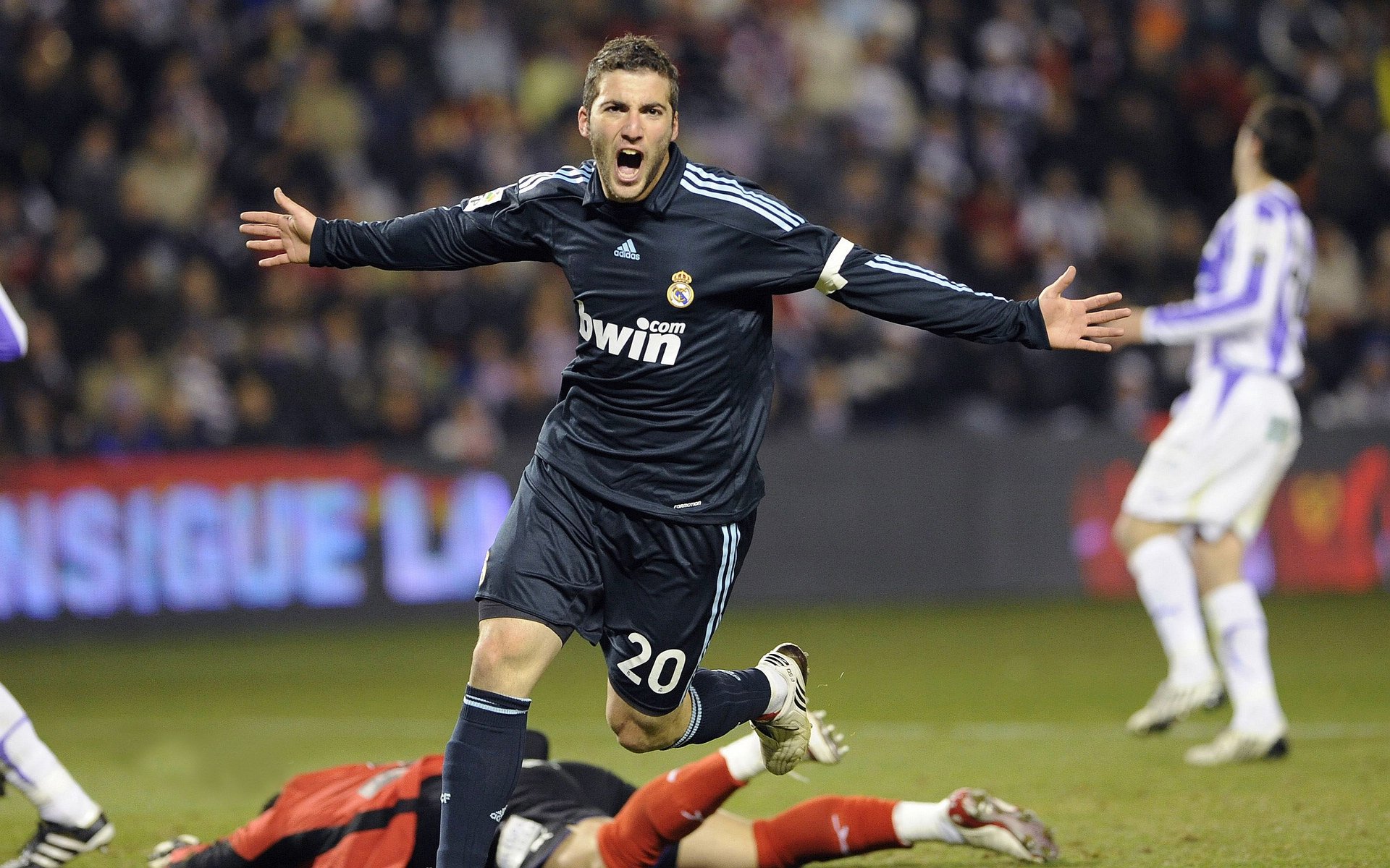 从温网草场到ATP总决赛鏖战，鲁德如何点燃跨赛季的激情之火